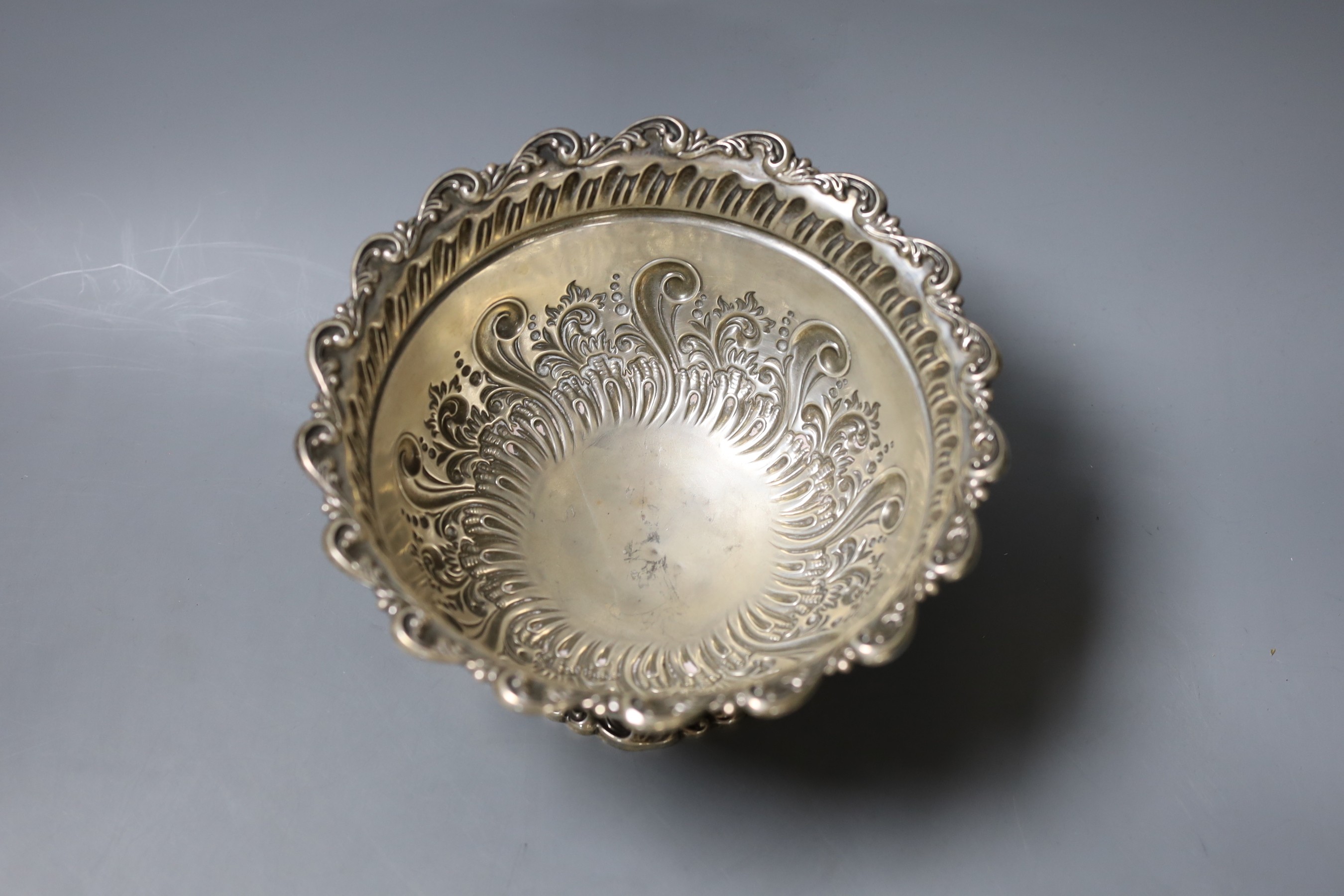 A later Victorian repousse silver bowl, Fenton Brothers Ltd, Sheffield, 1898, diameter, 20.5cm, 13.9oz.